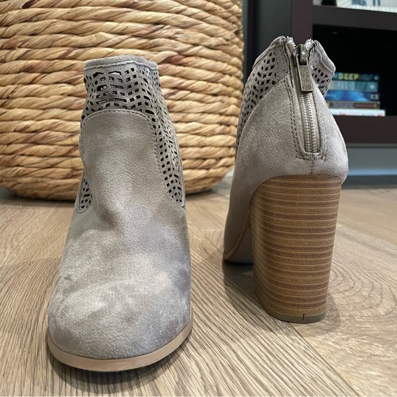 🌆✨ City Classified Taupe Bootie - 9 1/2 ✨🌆 - Picture 3 of 6